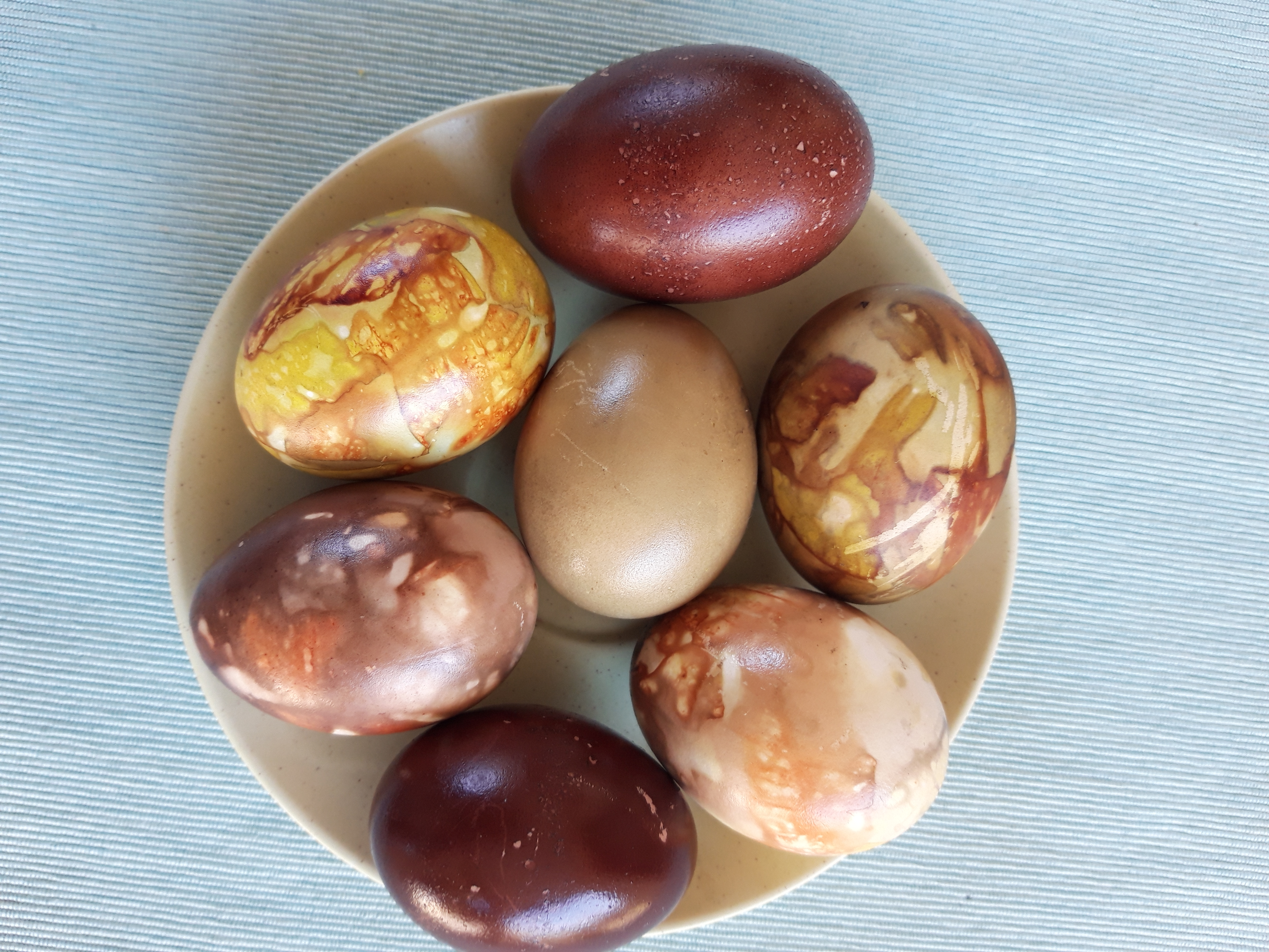 Ouă de Paşti. Experiment cu pigmenţi naturali
